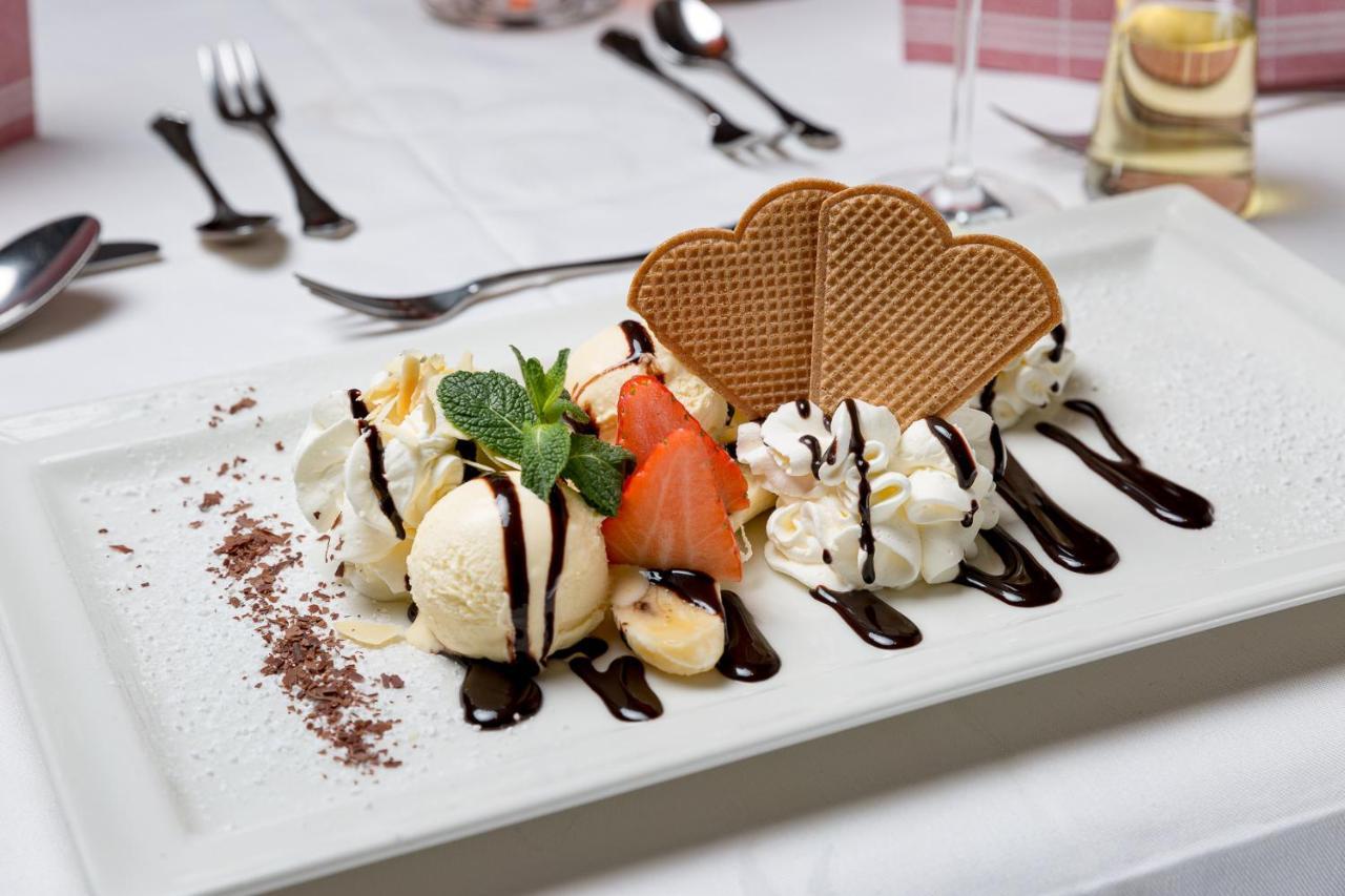 Restaurant Gaestehaus Wiesenheim Uderns Buitenkant foto