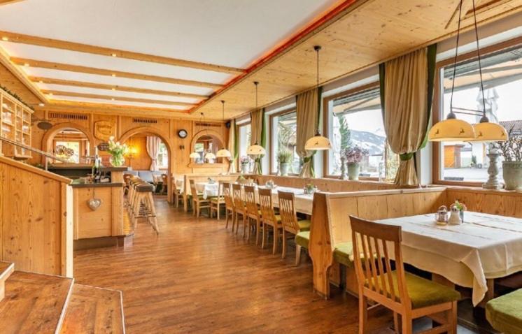 Restaurant Gaestehaus Wiesenheim Uderns Buitenkant foto