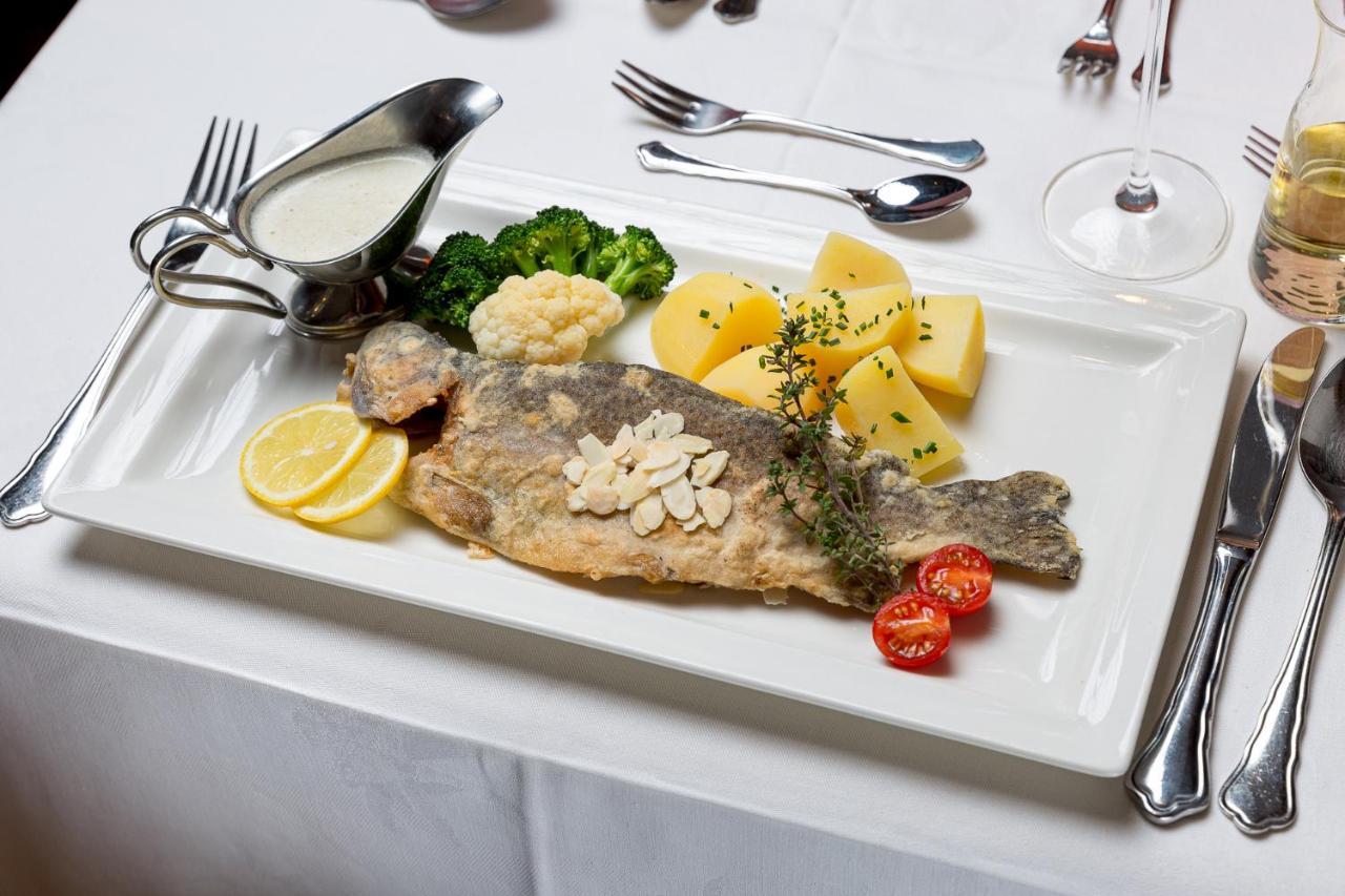 Restaurant Gaestehaus Wiesenheim Uderns Buitenkant foto