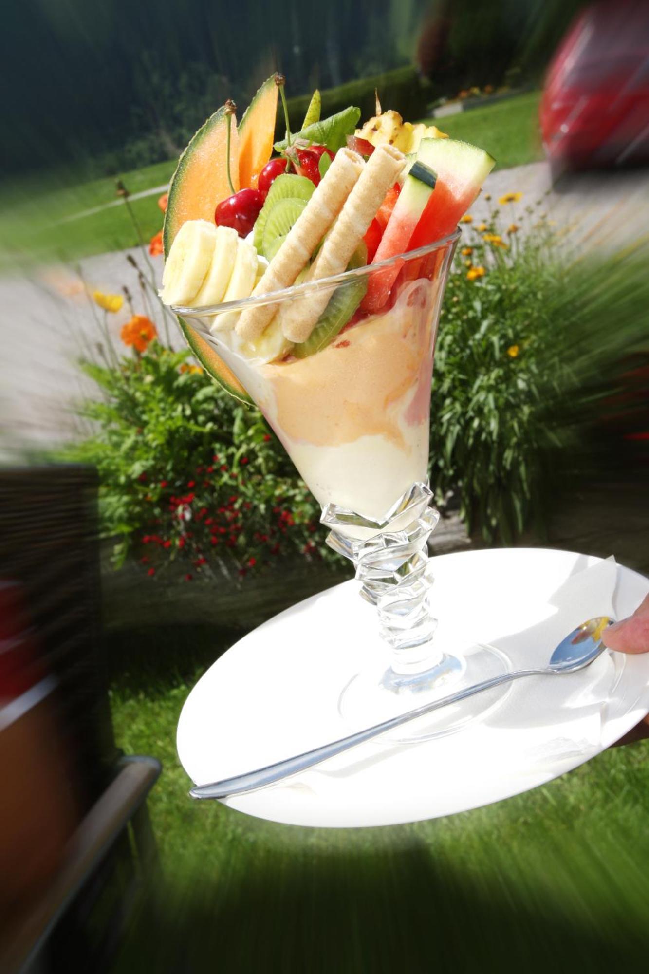 Restaurant Gaestehaus Wiesenheim Uderns Buitenkant foto