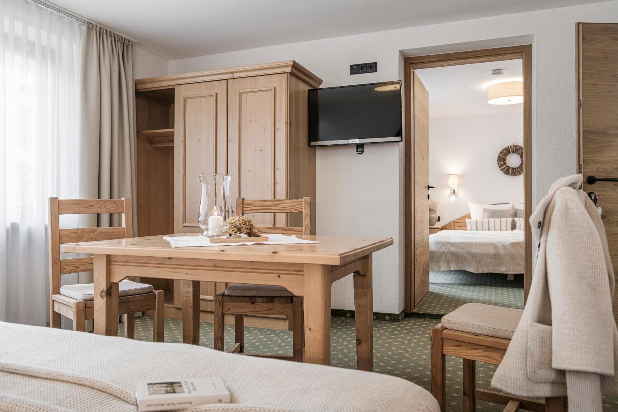 Restaurant Gaestehaus Wiesenheim Uderns Buitenkant foto