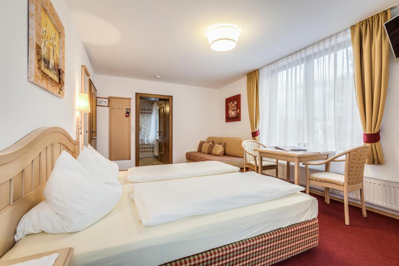 Restaurant Gaestehaus Wiesenheim Uderns Buitenkant foto