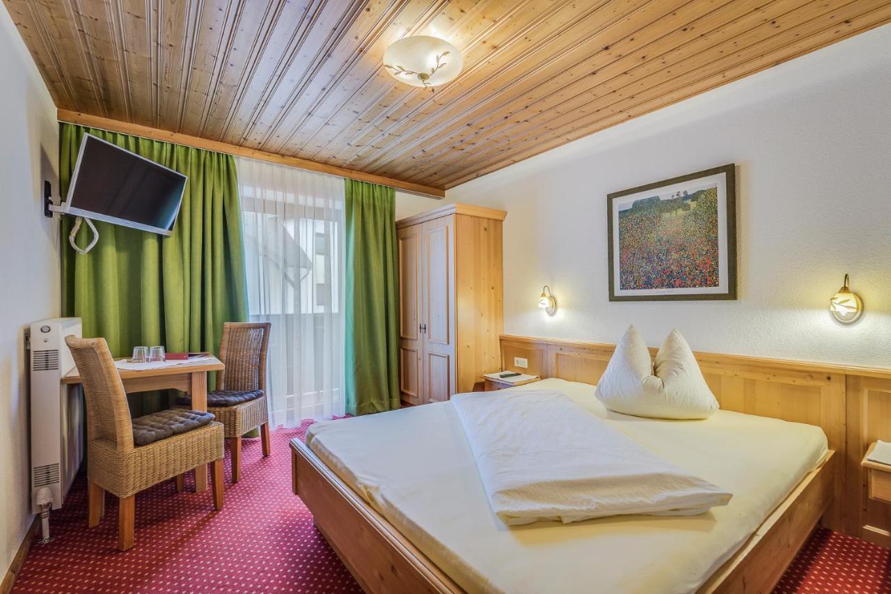 Restaurant Gaestehaus Wiesenheim Uderns Buitenkant foto